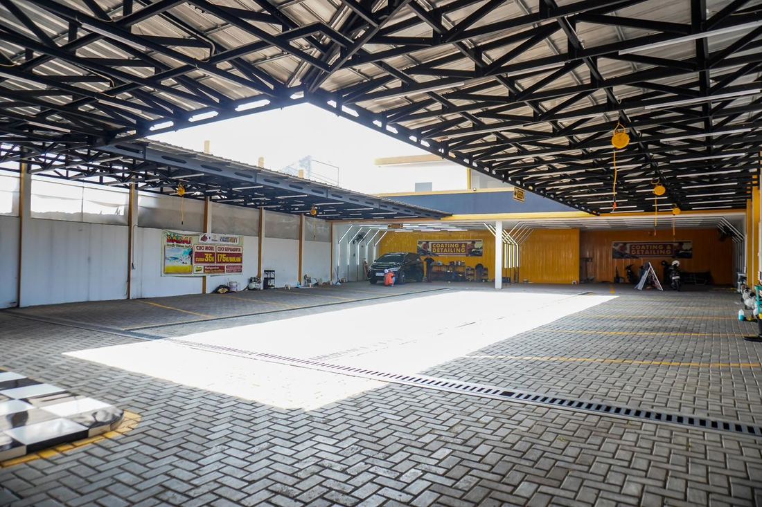 Kapasitas outlet bisnis carwash Rocket Carwash dengan kanopi luas di Bekasi