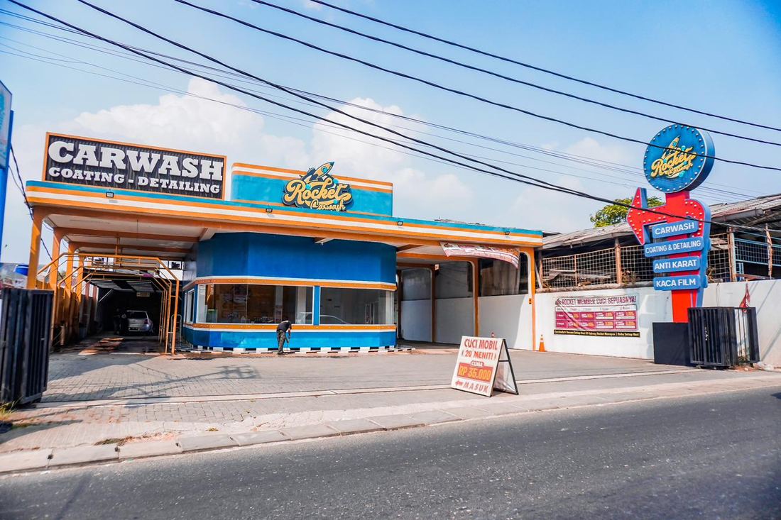 Outlet Rocket Carwash Ciputat di lokasi strategis pinggir jalan raya