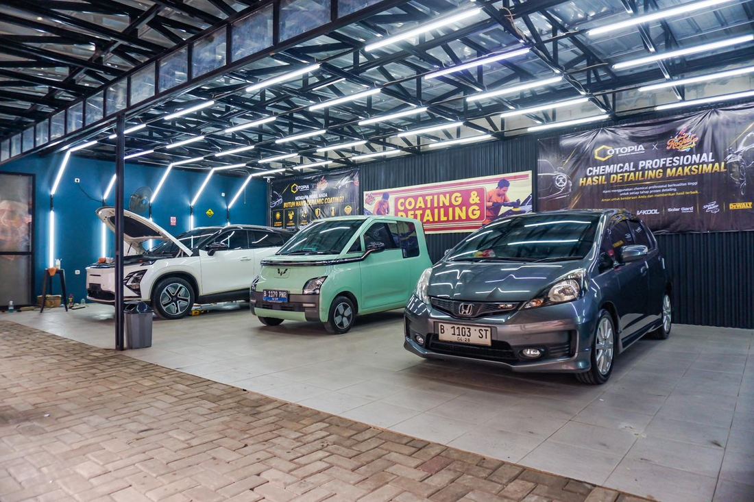 Area indoor premium outlet Rocket Carwash dengan pencahayaan LED