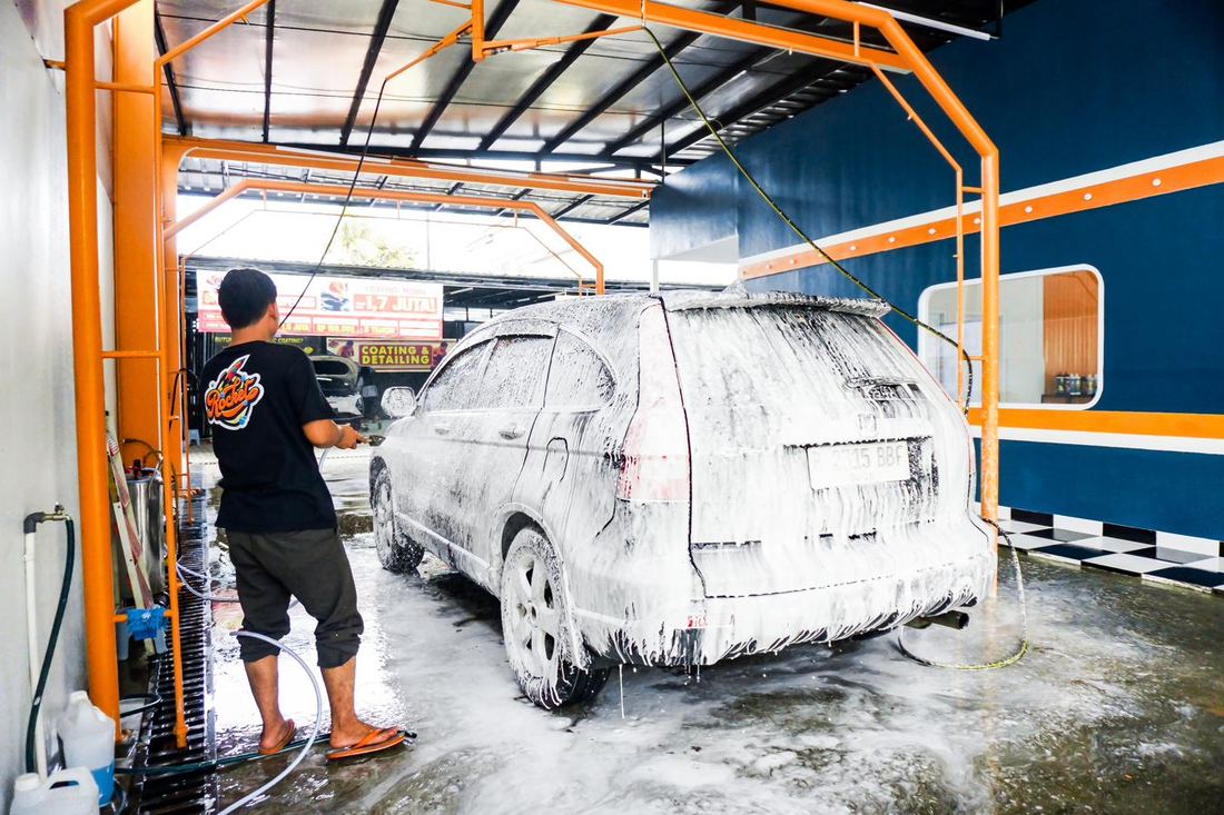 Proses cuci mobil sesuai SOP standar Rocket Carwash